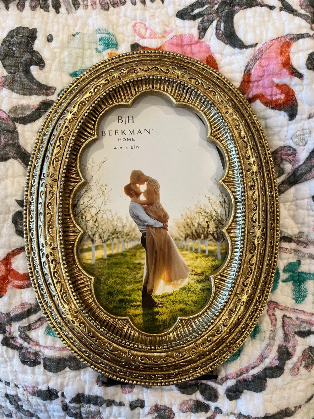 Ornate Oval Picture Frame in Antique Gold